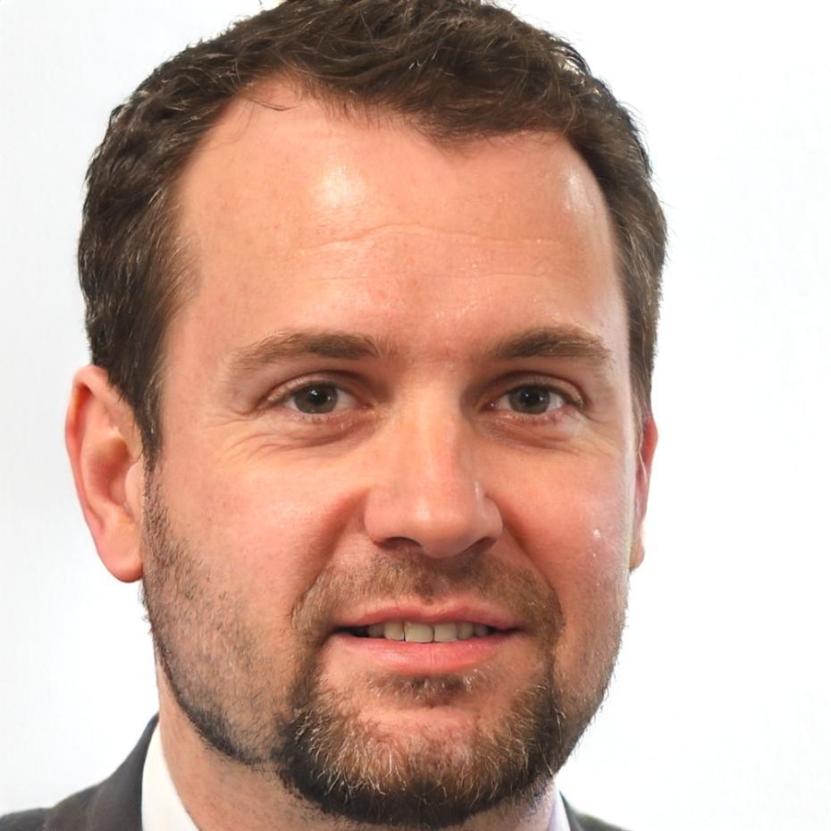 Dr. Marcus Weber, Finanzexperte und Kursleiter